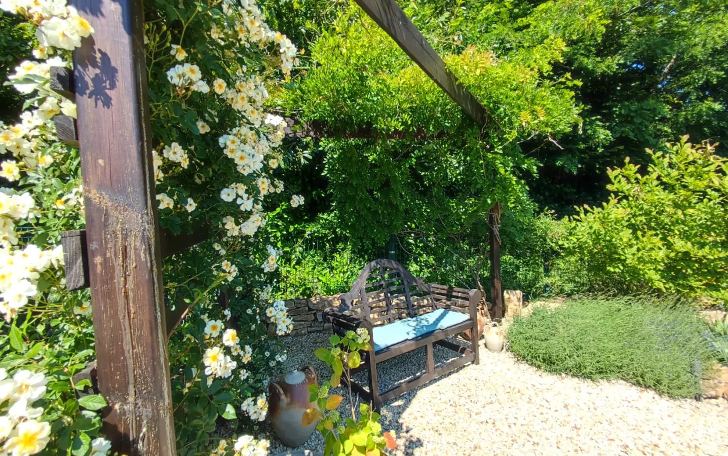 Apartment Of 100 M² With 4 Bedrooms, 2 Bathrooms, Garden, Close To Shops In Nieuil, Charente