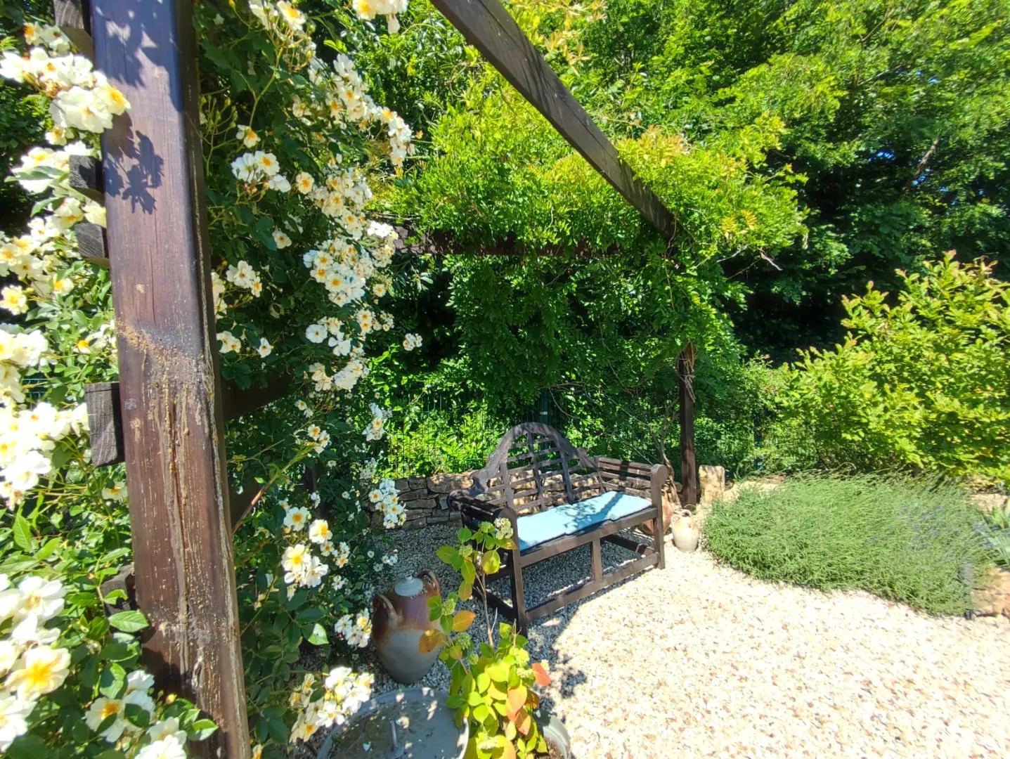 Apartment Of 100 M² With 4 Bedrooms, 2 Bathrooms, Garden, Close To Shops In Nieuil, Charente