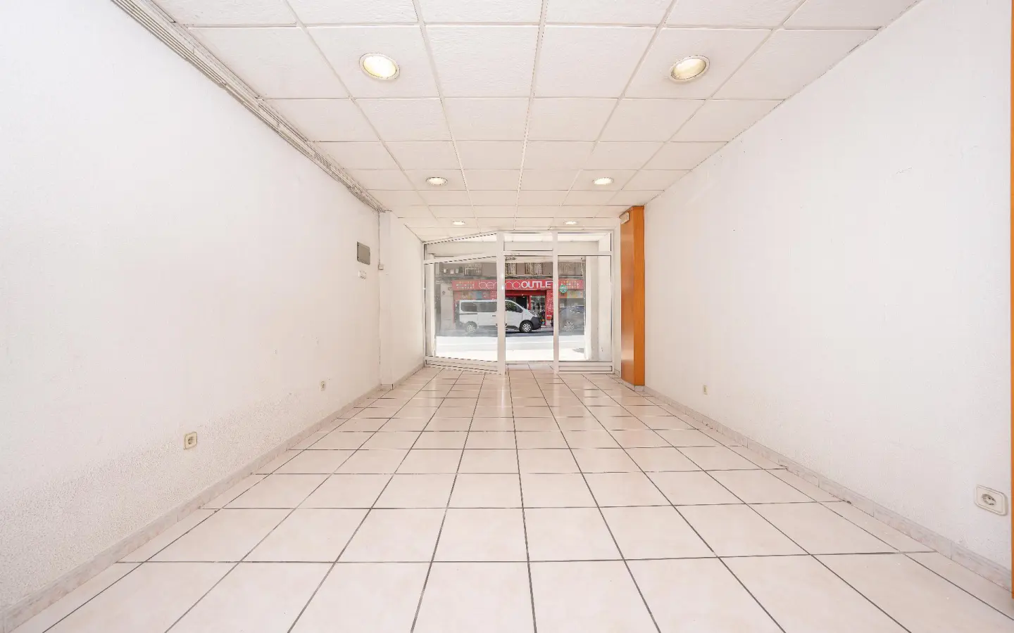 Commercial Unit Of 78 M² In Elche, Spain