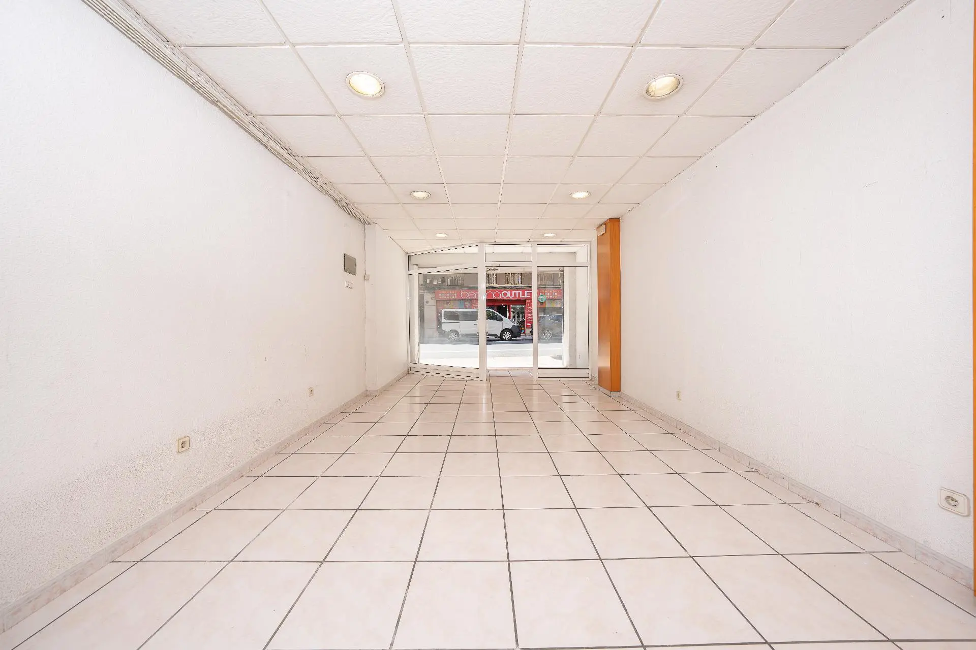 Commercial Unit Of 78 M² In Elche, Spain