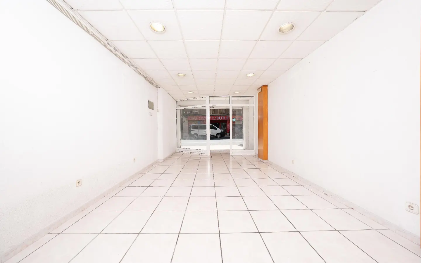 Commercial Unit Of 78 M² In Elche, Spain