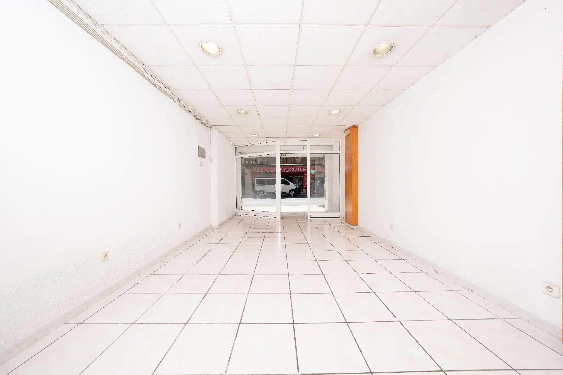 Commercial Unit Of 78 M² In Elche, Spain