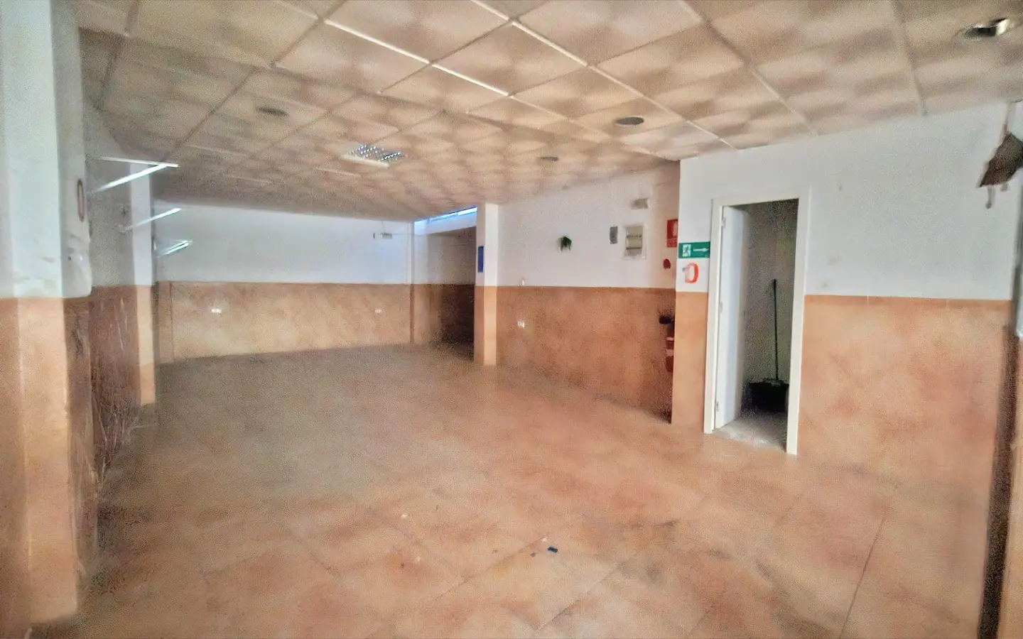 Commercial Unit In Alicante, Spain (136 M²)