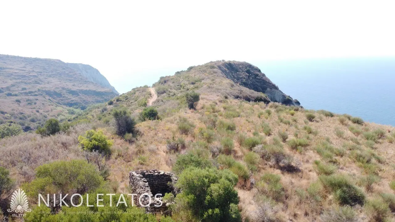 Land Of 1000 M² In Mavrata, Greece