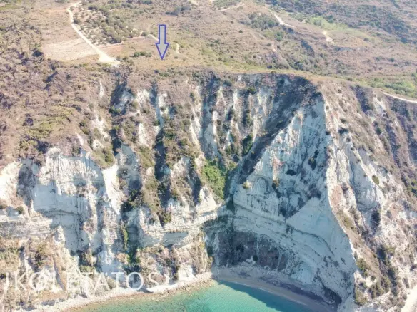 Land Of 1000 M² In Mavrata, Greece