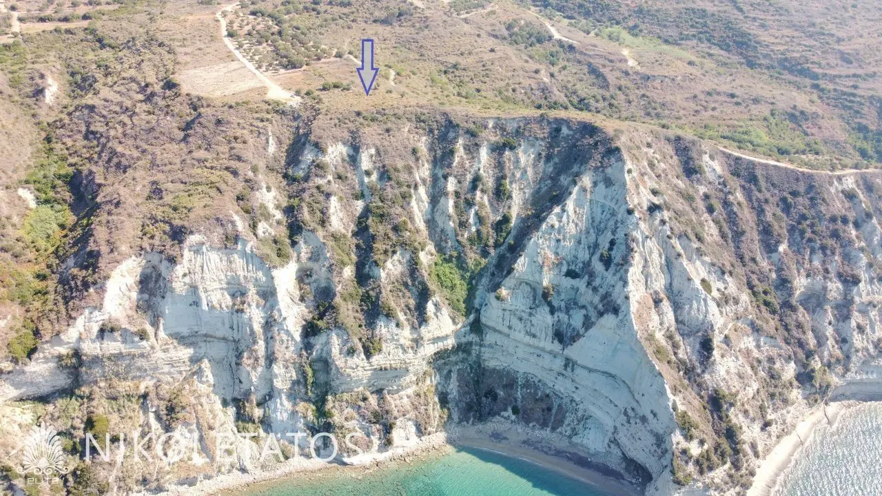 Land Of 1000 M² In Mavrata, Greece