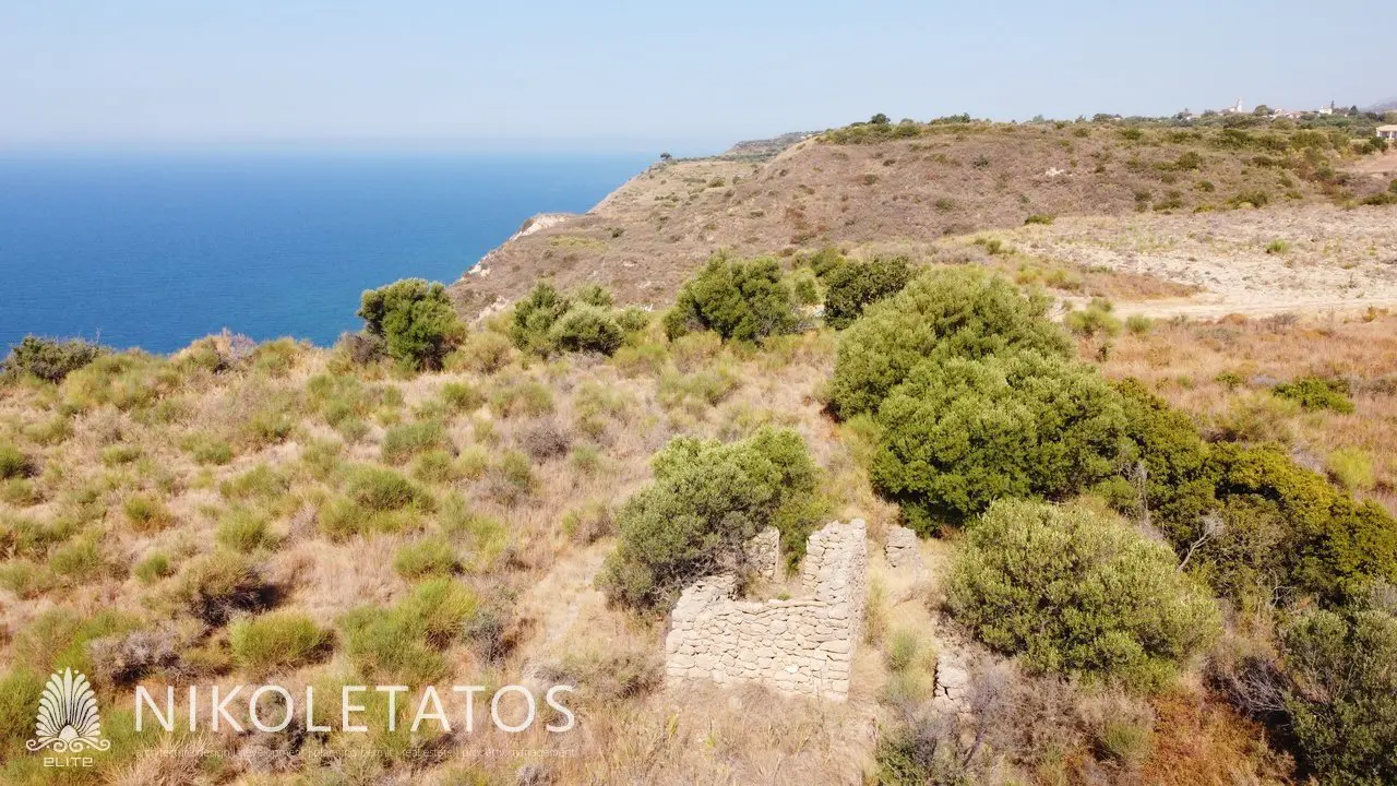 Land Of 1000 M² In Mavrata, Greece