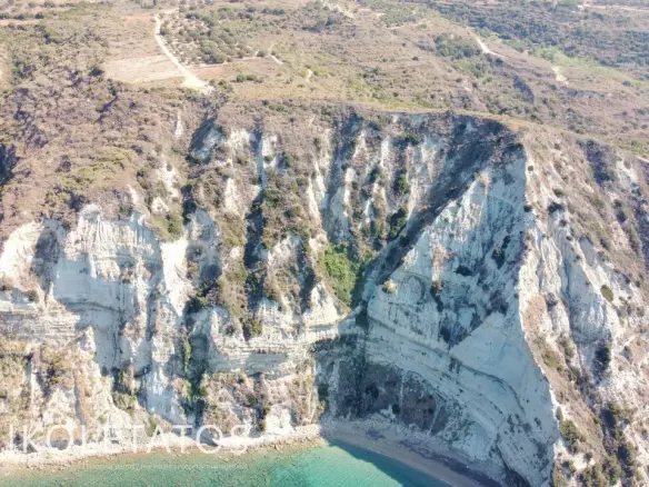 Land Of 1000 M² In Mavrata, Greece