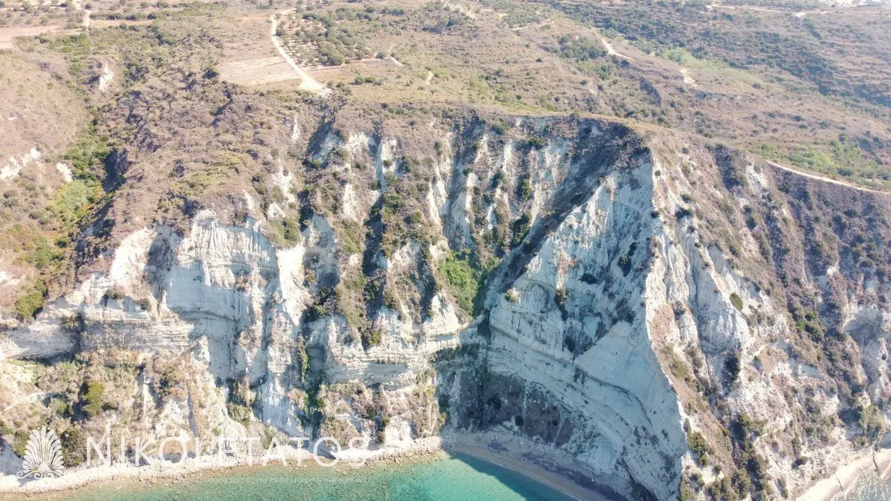 Land Of 1000 M² In Mavrata, Greece