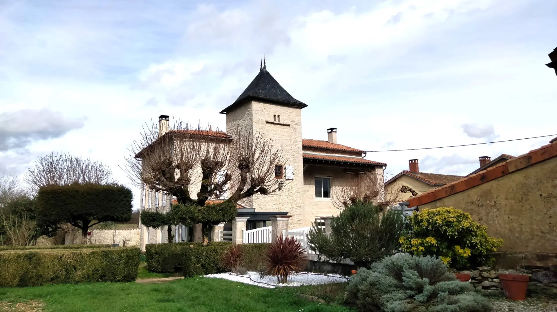 Historic Logis Of 16th Century With Near Verteuil Sur Charente