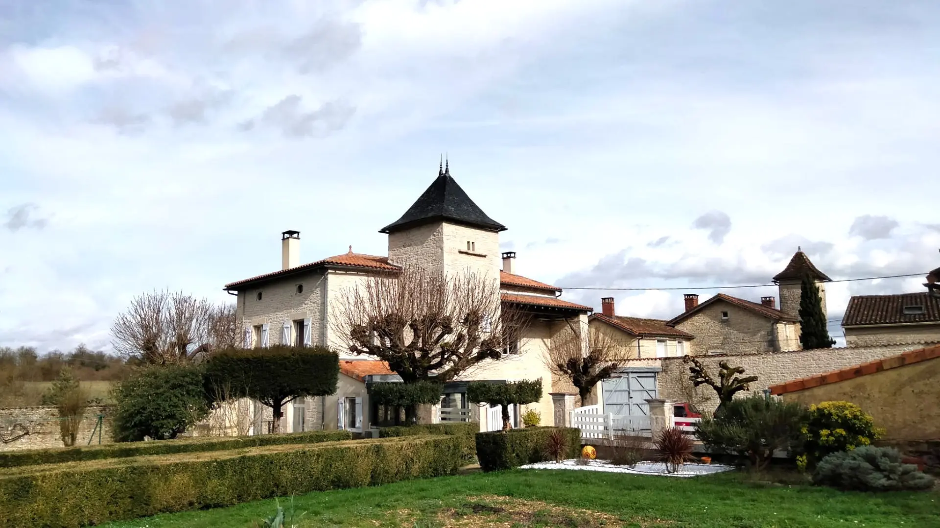 Historic Logis Of 16th Century With Near Verteuil Sur Charente