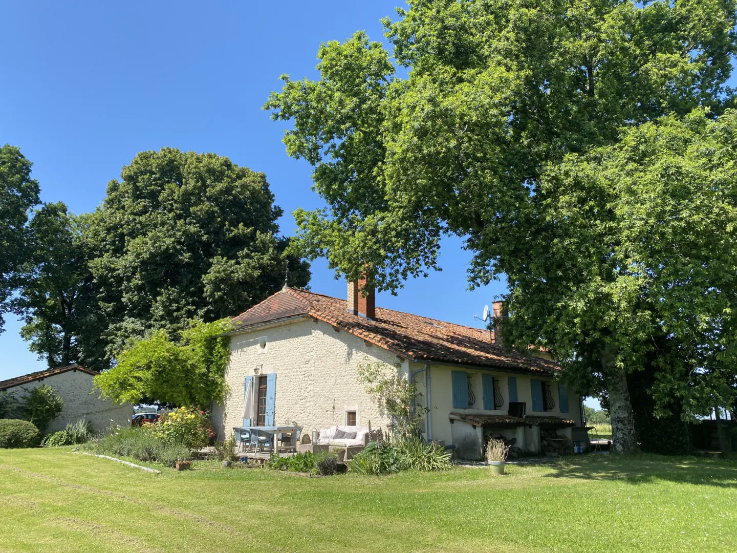 Country House Of 200 M² With Swimming Pool In Aubeterre Sur Dronne