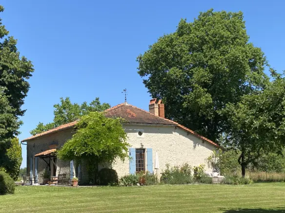 Country House Of 200 M² With Swimming Pool In Aubeterre Sur Dronne