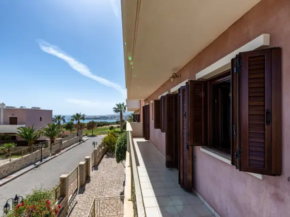 3-bedroom Flat In Makris Gialos, Greece (154 M²)