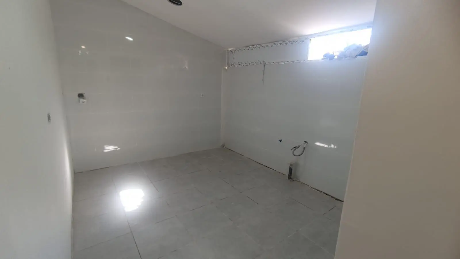Commercial Unit Of 75 M² In Alicante, Spain