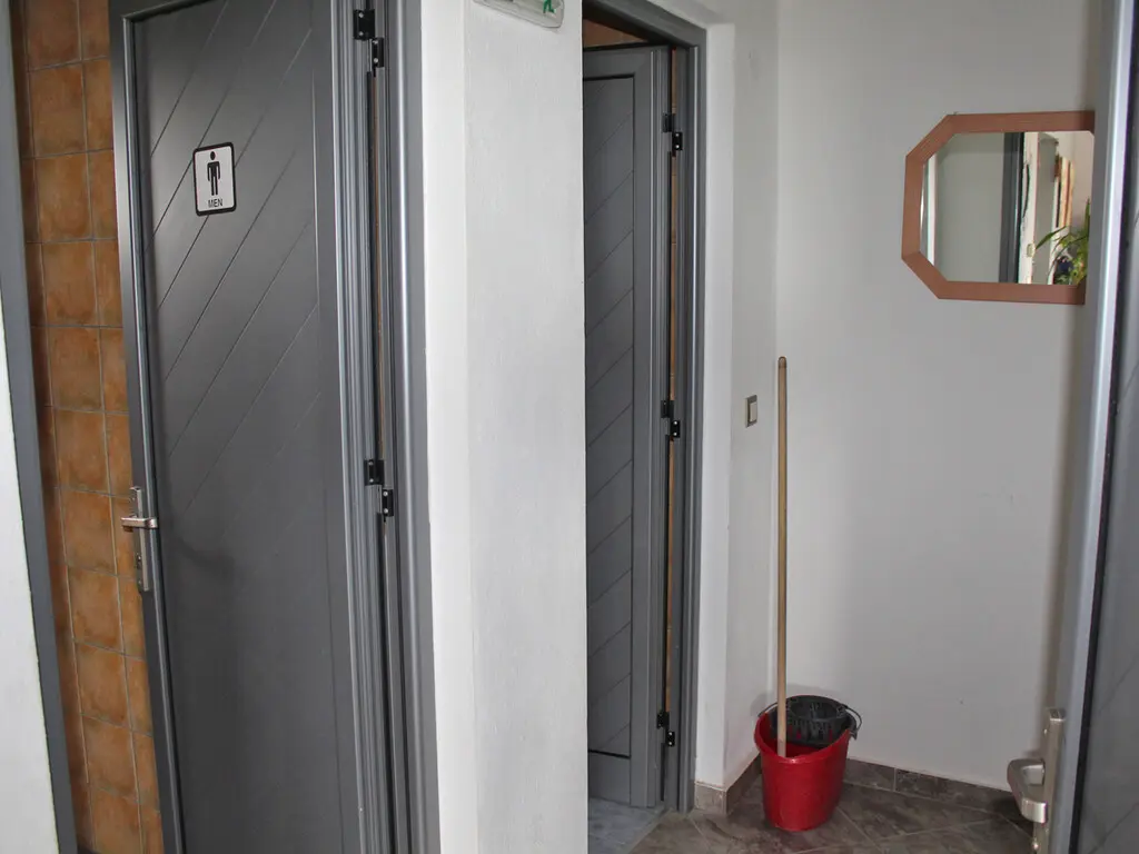 Business Of 400 M² On The Olympic Coast