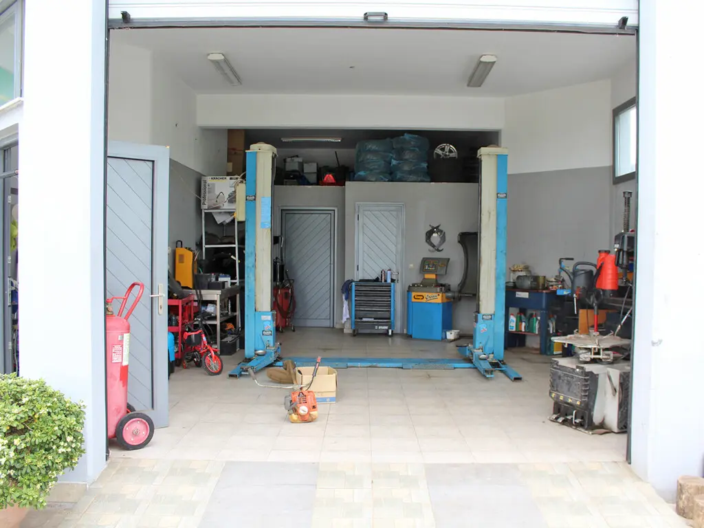 Business Of 400 M² On The Olympic Coast