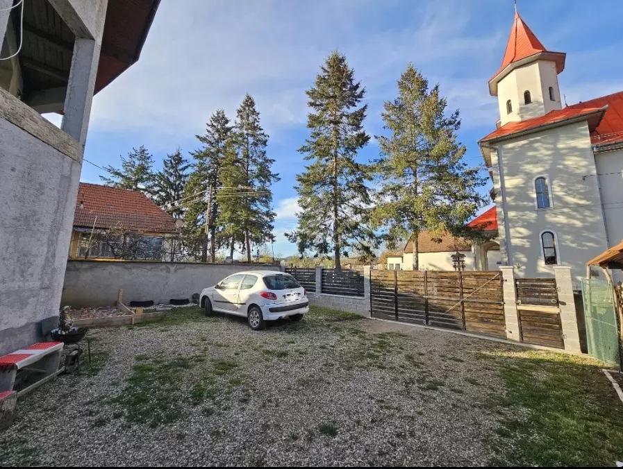 House Of 140 M² With 5 Rooms And 463 M² Land In Hărău, Hunedoara County