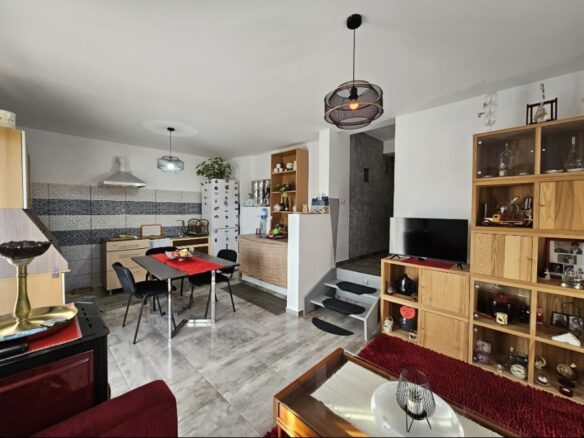 House Of 140 M² With 5 Rooms And 463 M² Land In Hărău, Hunedoara County