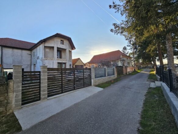 House Of 140 M² With 5 Rooms And 463 M² Land In Hărău, Hunedoara County