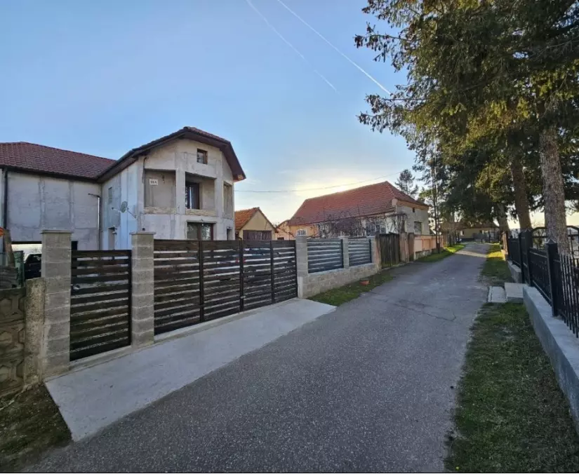 House Of 140 M² With 5 Rooms And 463 M² Land In Hărău, Hunedoara County