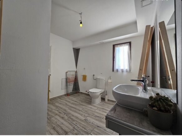 House Of 140 M² With 5 Rooms And 463 M² Land In Hărău, Hunedoara County