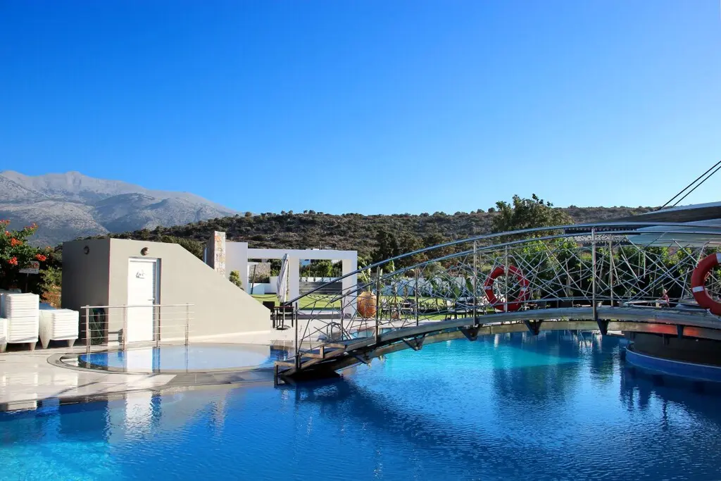 Hotel Of 700 M² In Crete