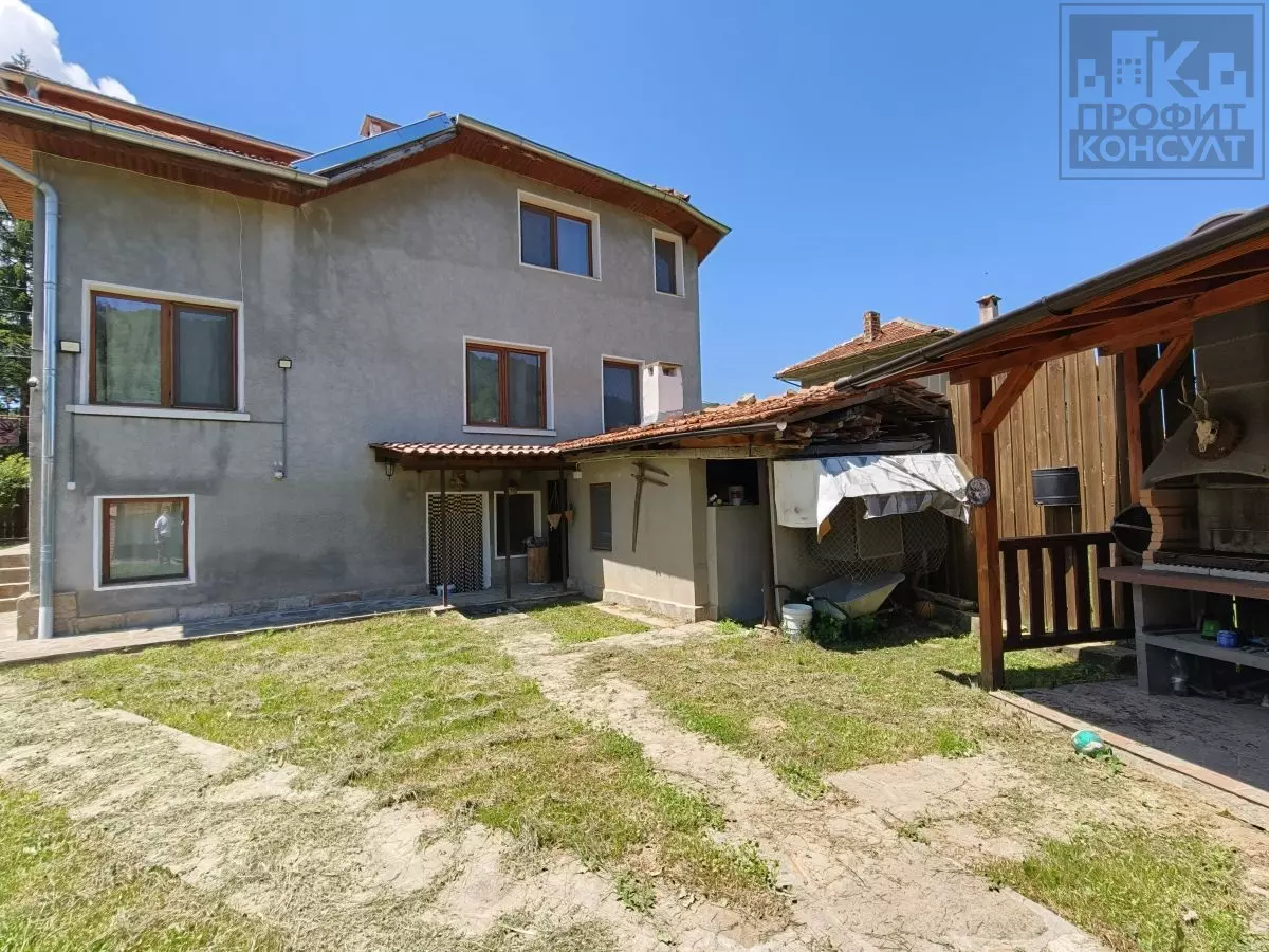 1 Three-storey House With Yard In The Elena Balkan