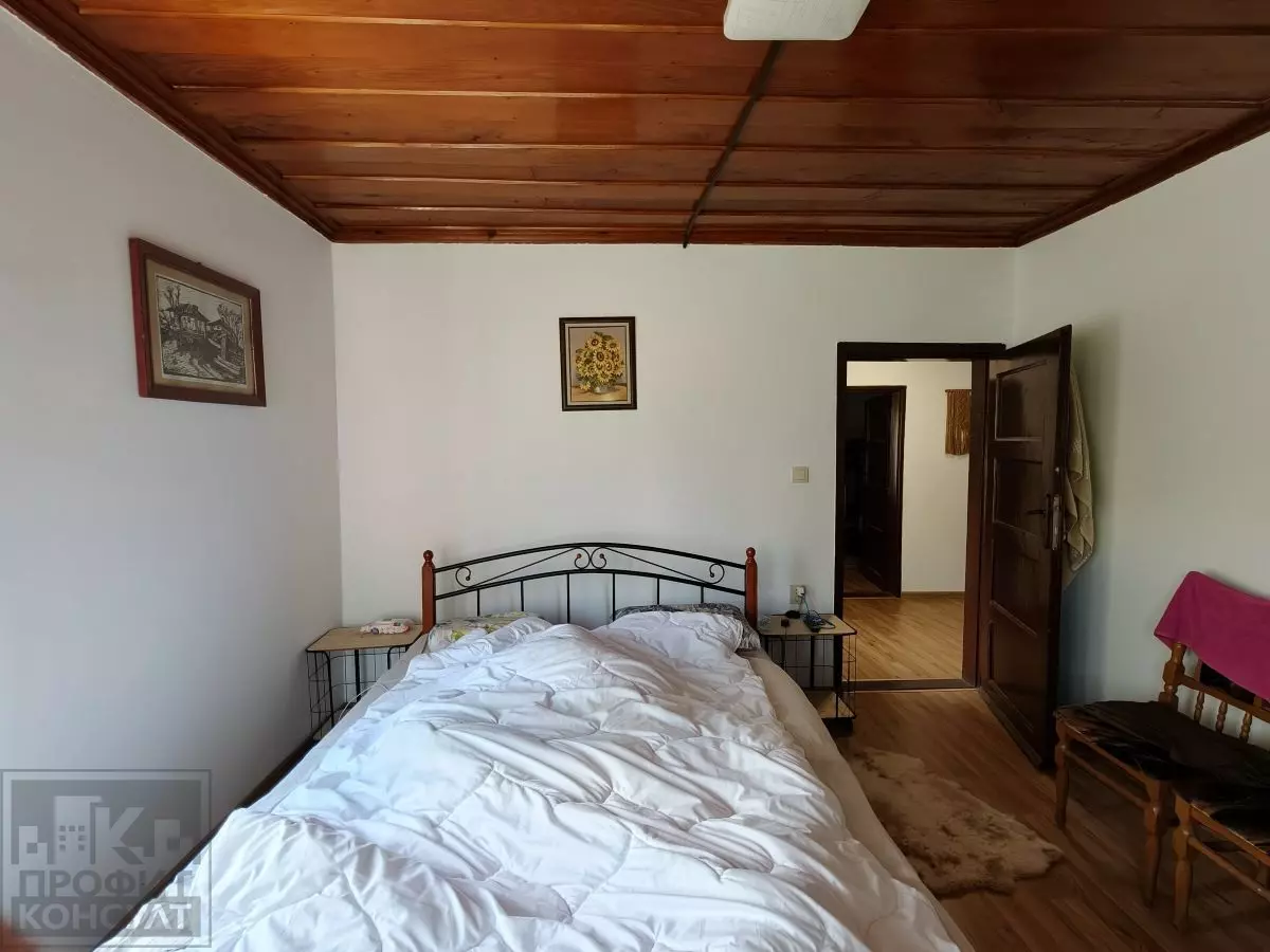 16 Three-storey House With Yard In The Elena Balkan