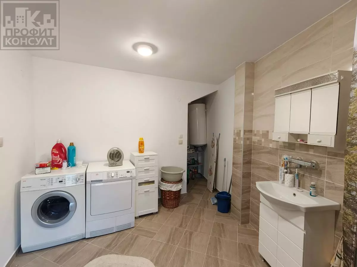18 Three-storey House With Yard In The Elena Balkan