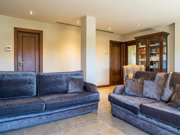 4-bedroom Detached Villa In Elda, Spain (258 M²)