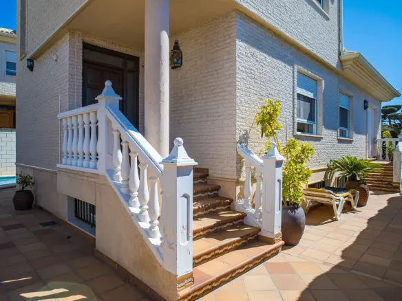 4-bedroom Detached Villa In Elda, Spain (258 M²)
