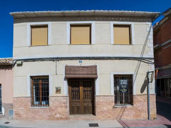 5-bedroom Townhouse In Pinoso, Spain (262 M²)