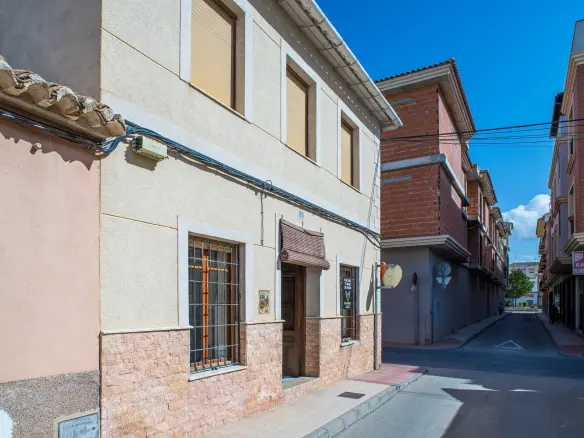 5-bedroom Townhouse In Pinoso, Spain (262 M²)