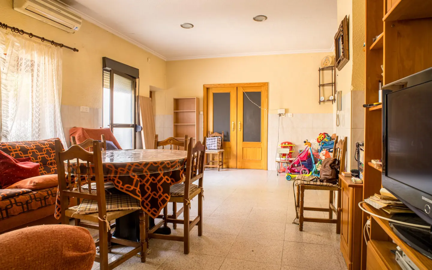5-bedroom Townhouse In Pinoso, Spain (326 M²)