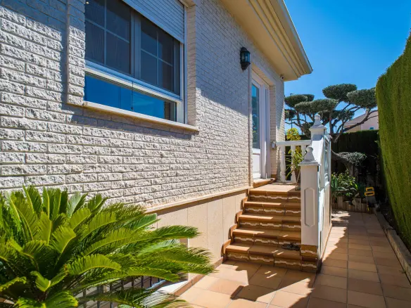 4-bedroom Detached Villa In Elda, Spain (258 M²)