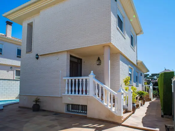 4-bedroom Detached Villa In Elda, Spain (258 M²)