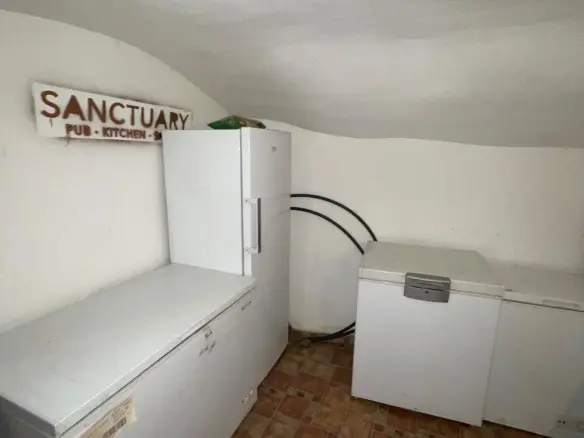 Commercial In Pinoso, Spain (160 M²)