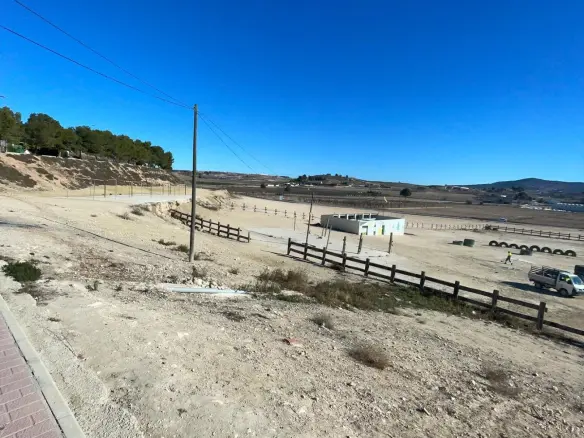 Commercial In Pinoso, Spain (160 M²)