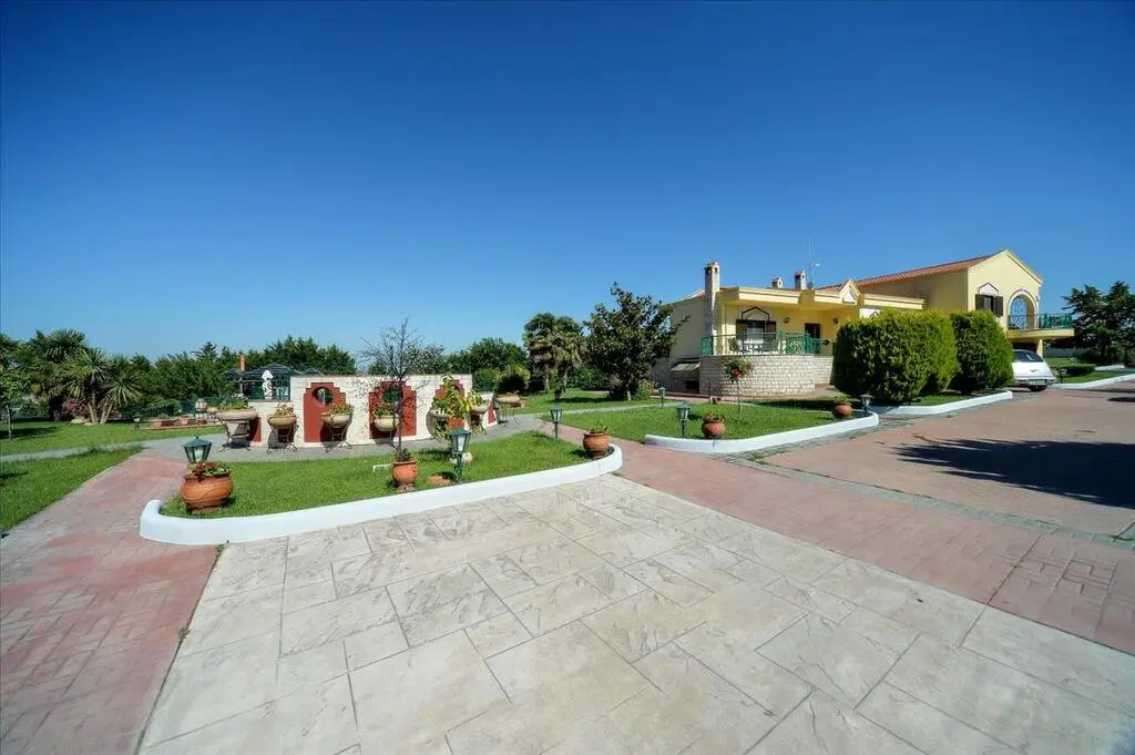 For Sale Villa 580 M² In The Suburbs Of Thessaloniki