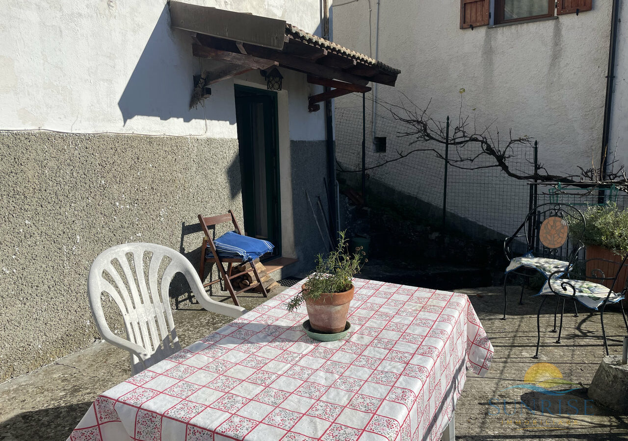 Detached House Of 150 M² With Garden In Salata Di Mongiardino