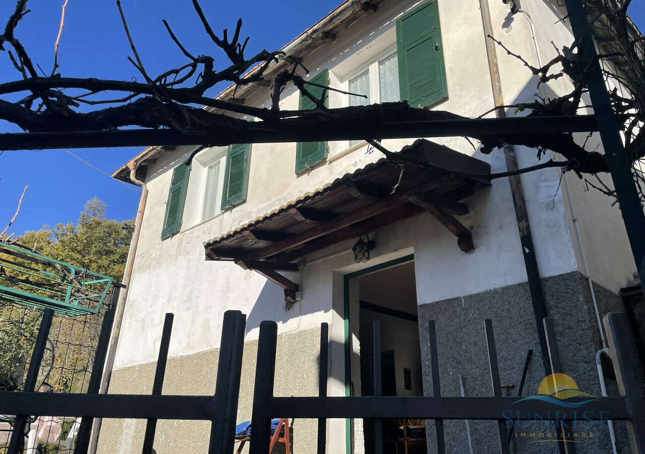 Detached House Of 150 M² With Garden In Salata Di Mongiardino