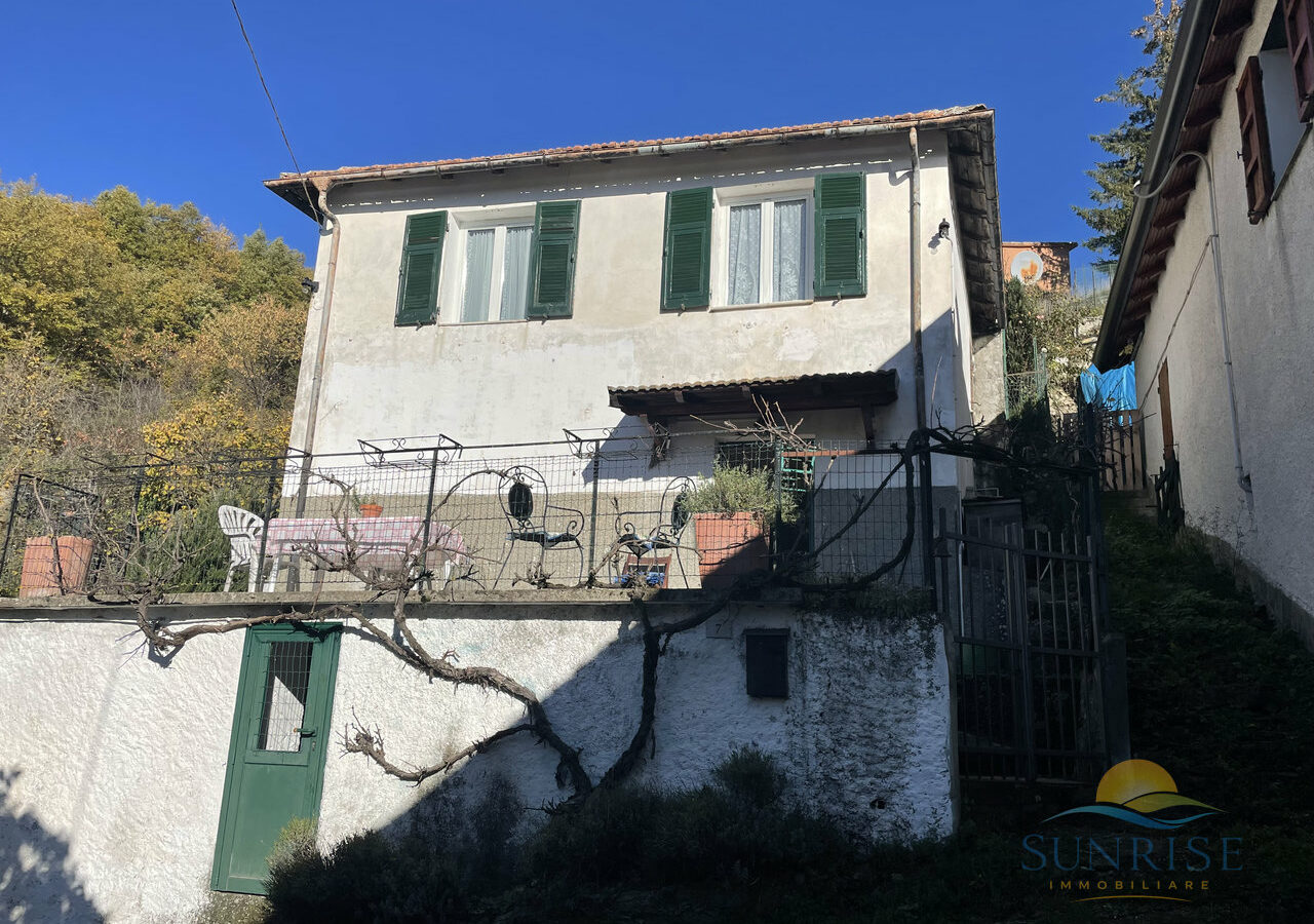 Detached House Of 150 M² With Garden In Salata Di Mongiardino