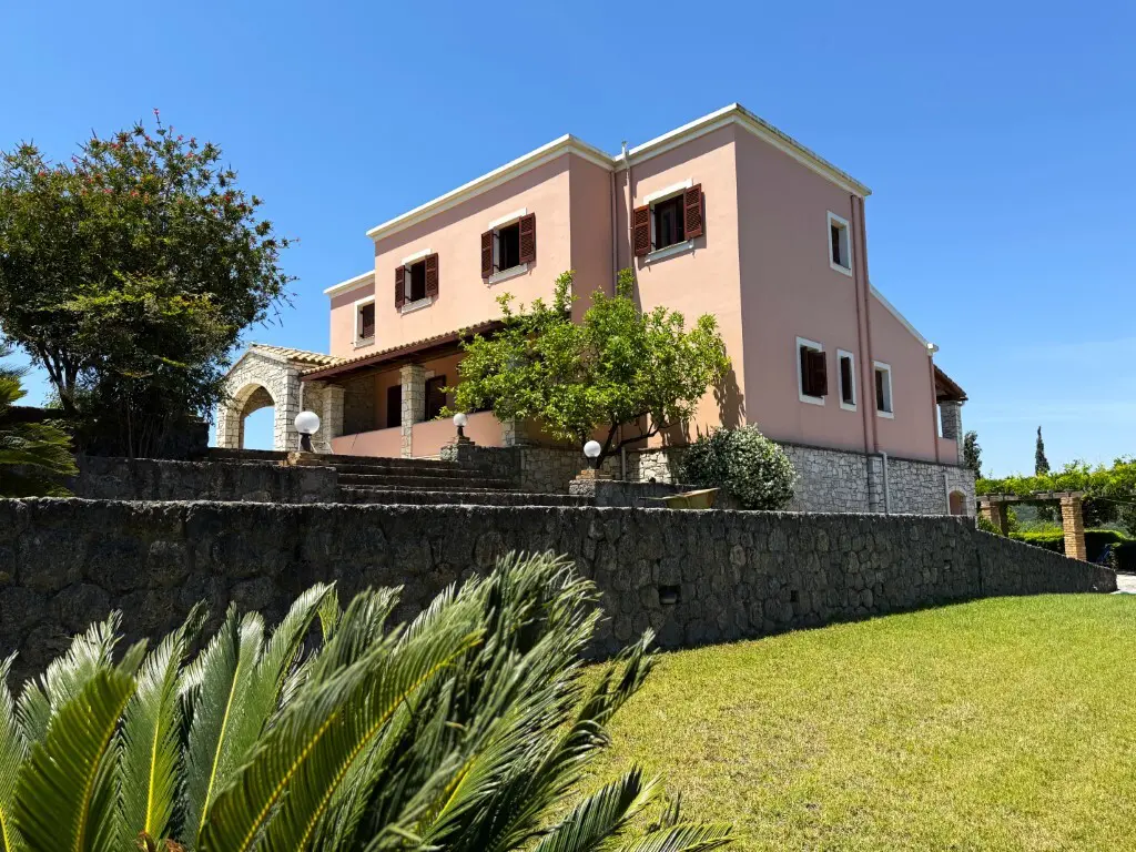 Villa Of 342 M² In Corfu