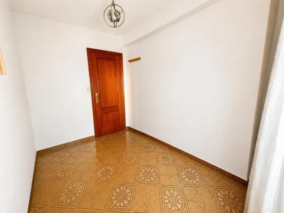 4-bedroom Flat In Alicante, Spain (69 M²)