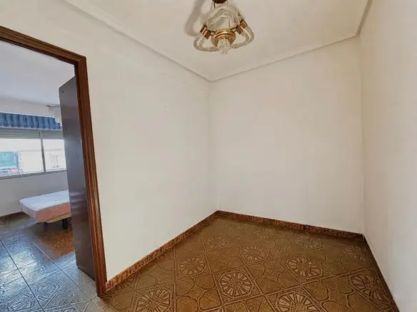 4-bedroom Flat In Alicante, Spain (69 M²)
