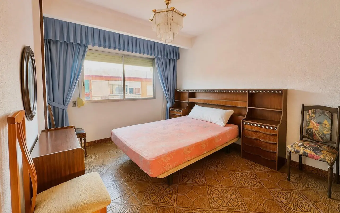 4-bedroom Flat In Alicante, Spain (69 M²)