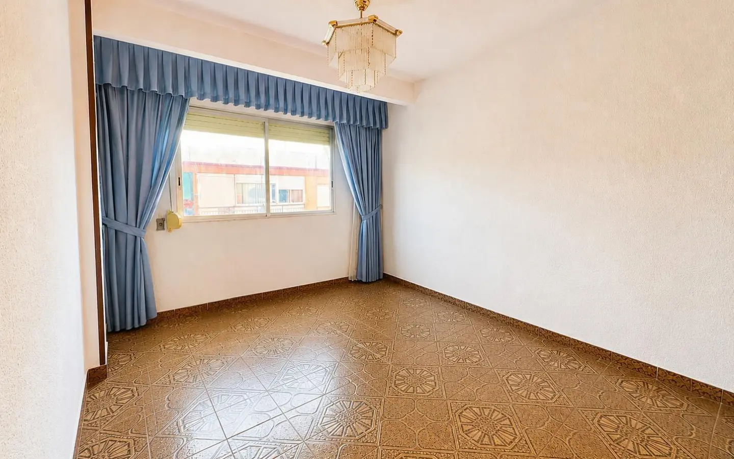 4-bedroom Flat In Alicante, Spain (69 M²)