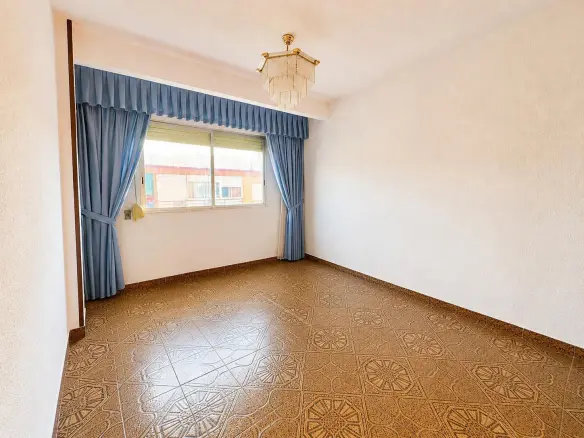 4-bedroom Flat In Alicante, Spain (69 M²)