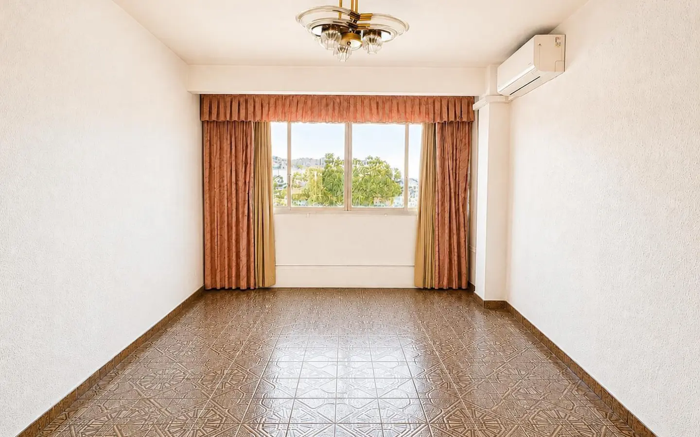 4-bedroom Flat In Alicante, Spain (69 M²)